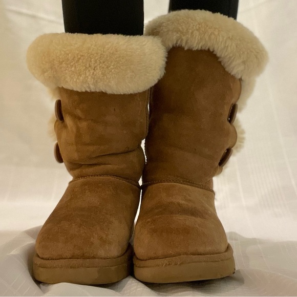 Ugg Bailey Button Tan Boot - size 8 - Picture 4 of 10